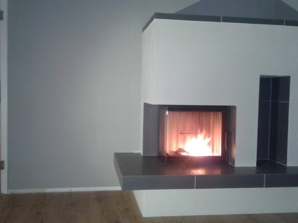 Eckkamin mit Holzfach